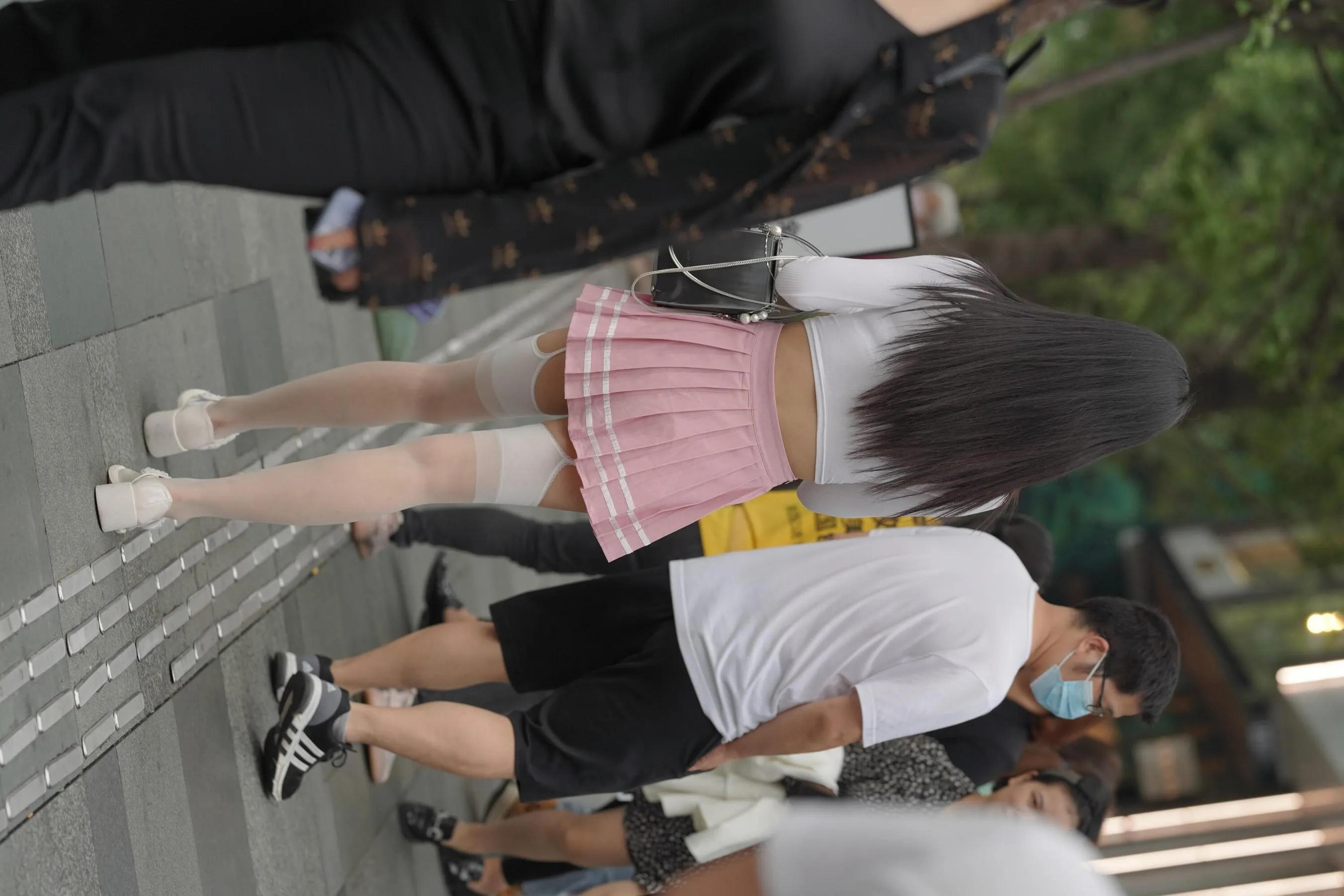 魔镜街拍 NO.161 街拍白丝吊带袜美女 [109P]插图2